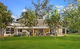 Inn The Tuarts Guest Lodge